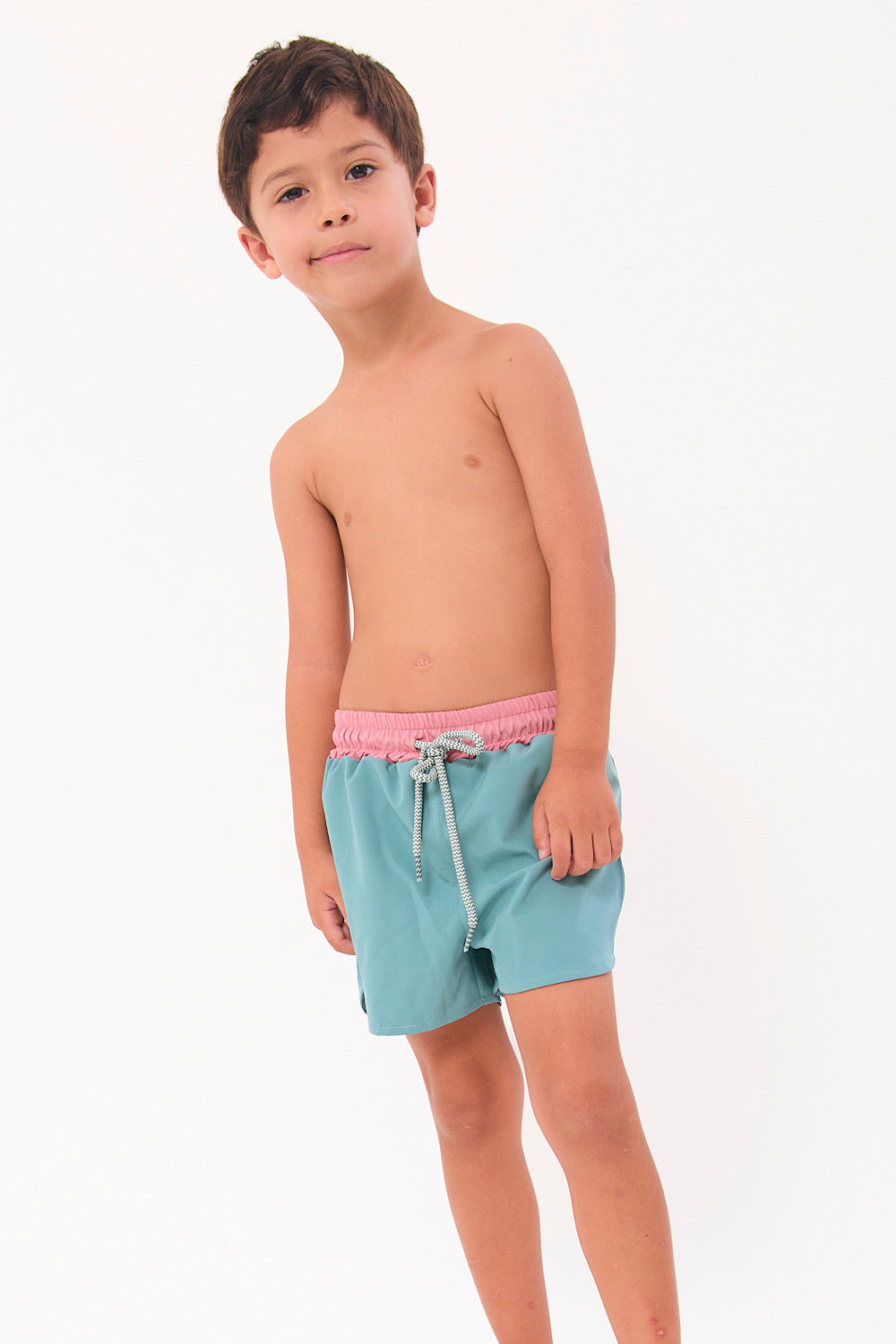 Short Bali Niño verde cemento con palo rosa