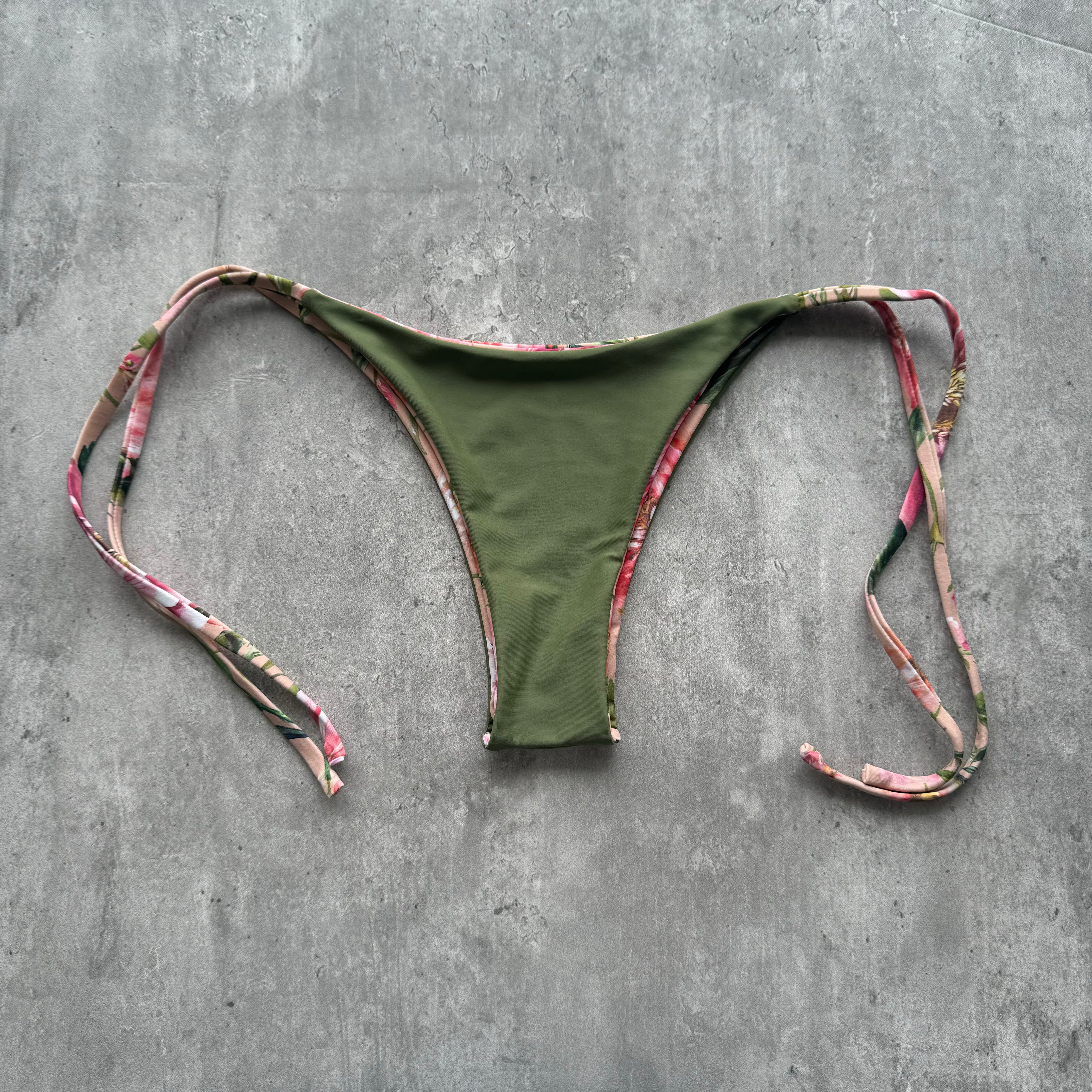 Bottom Totoritas Flores rosadas reversible a verde olivo