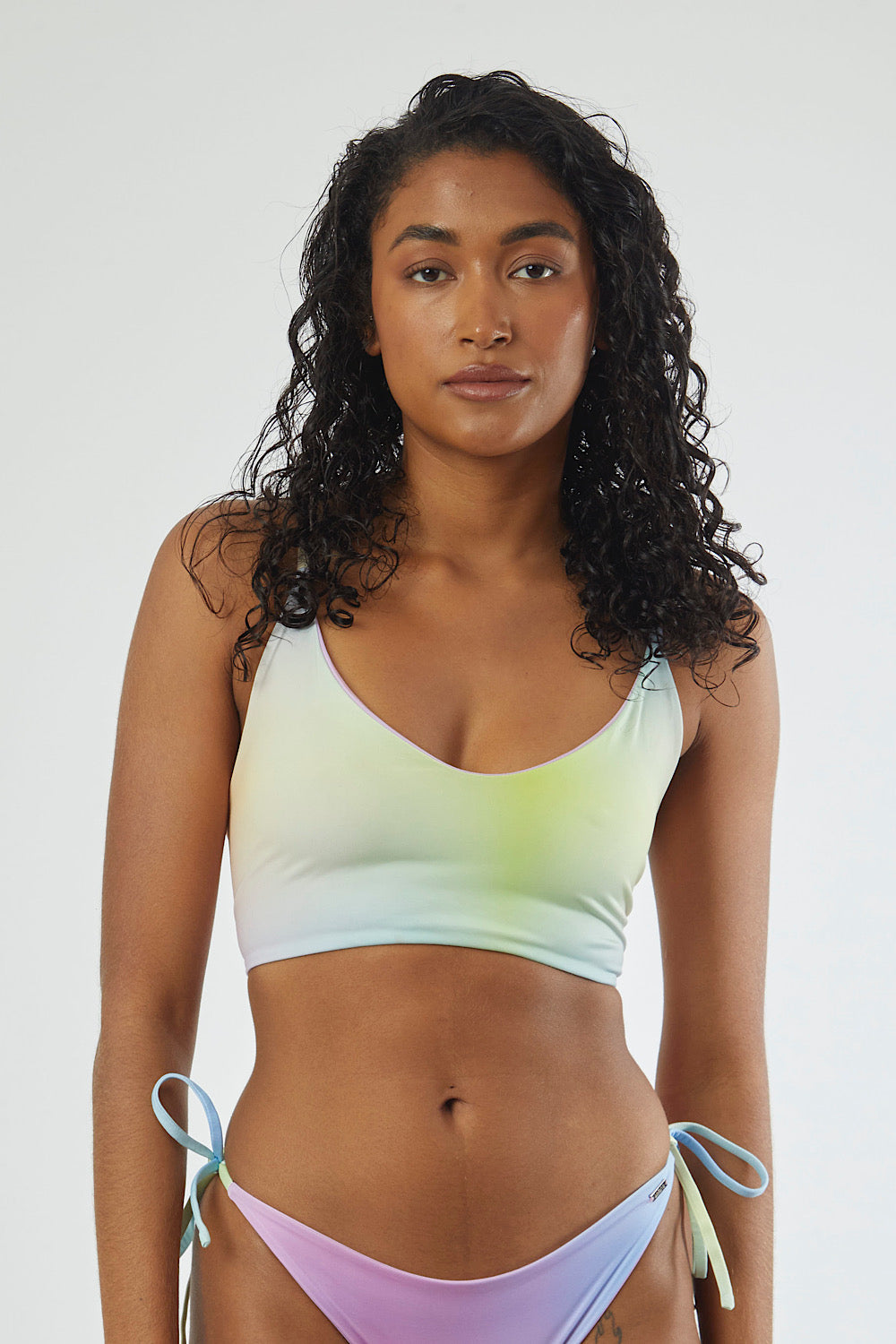 Top Quipa arcoiris print reversible a lila mate