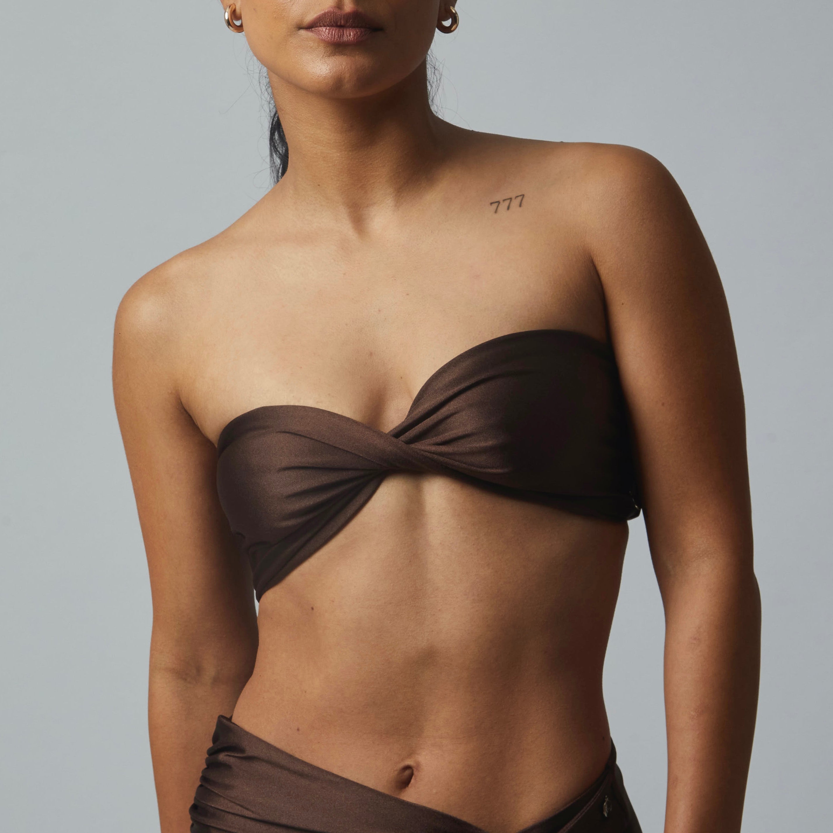 Top Olivia marrón satinado
