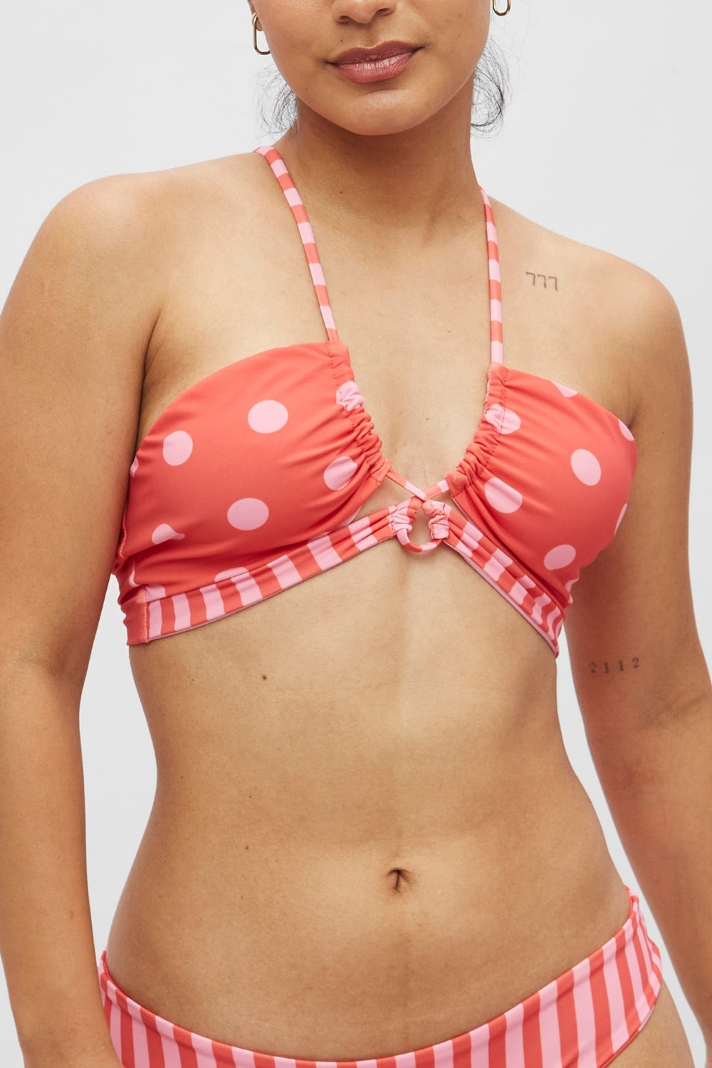 Top Nasau Lunares y rayas coral reversible a rosa
