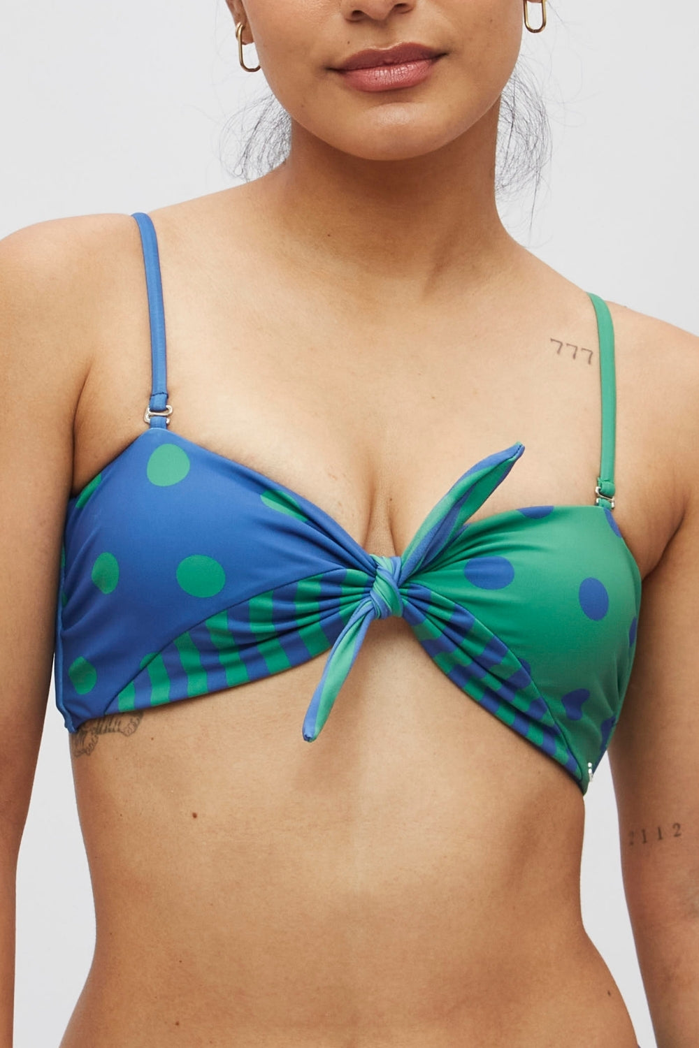 Top Waikiki Geométrico Lunares azul y verde reversible a cobalto