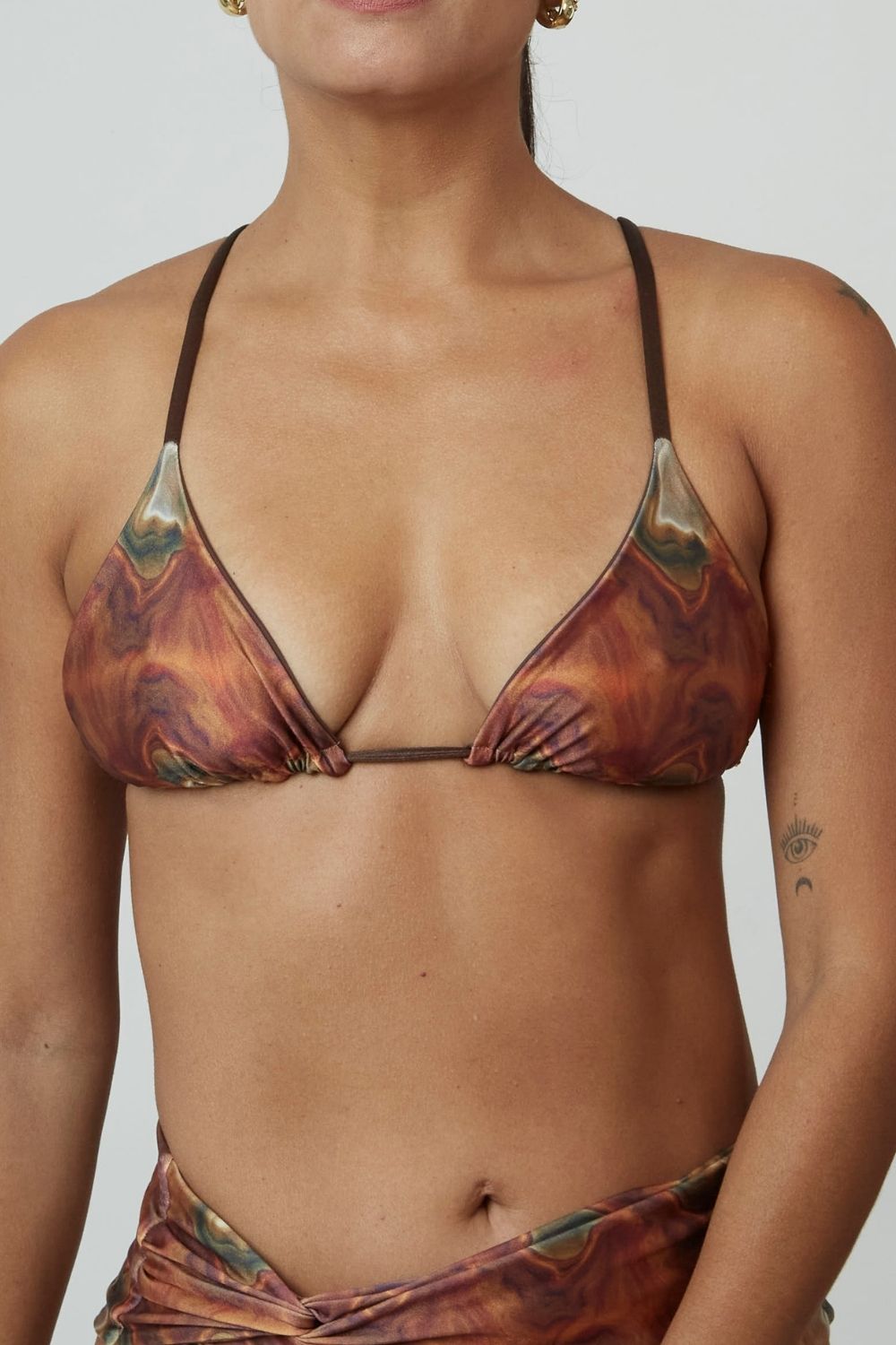 Top Gramas Tierra satinado reversible a marrón chocolate