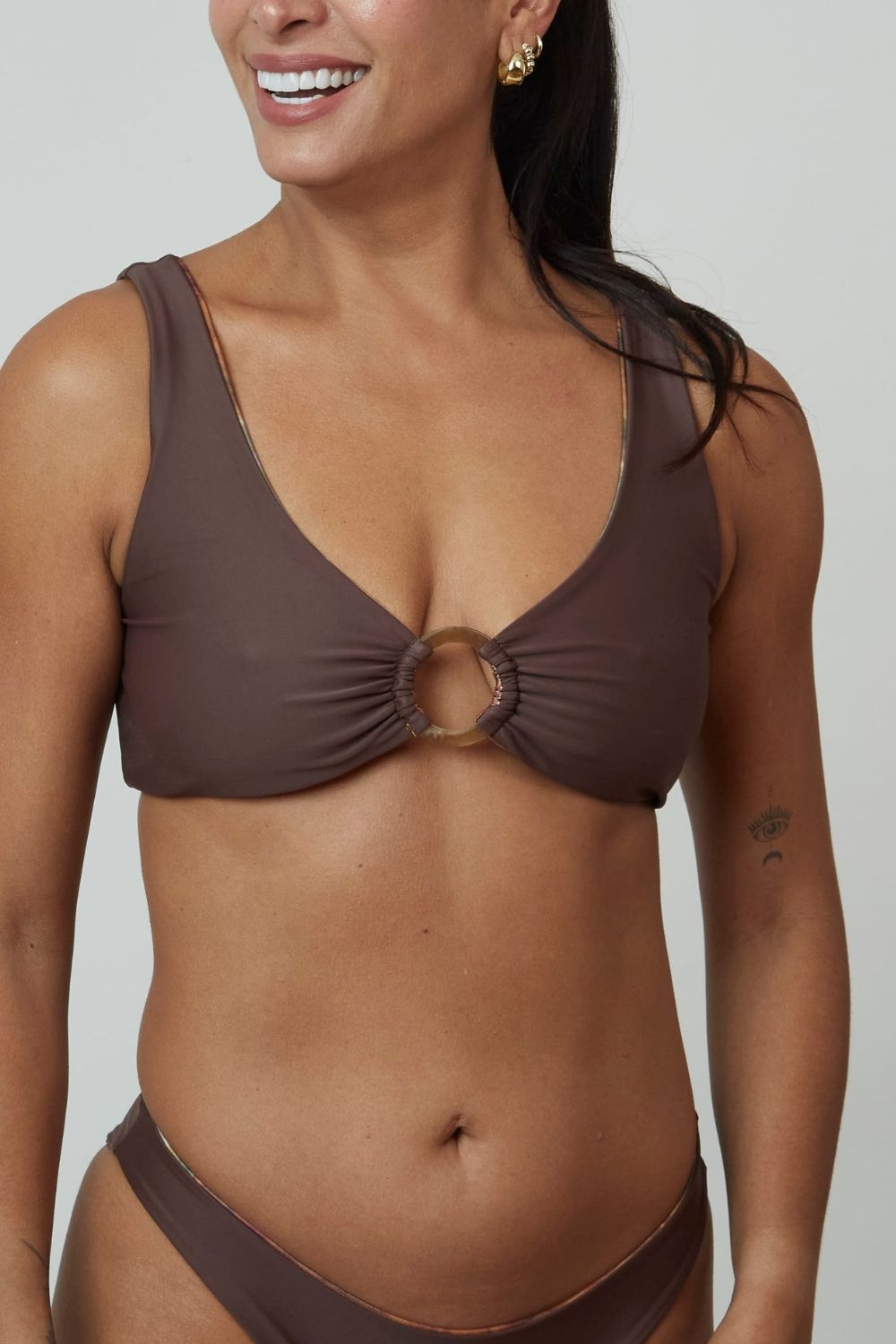 Top Cabo Tierra satinado reversible a marrón chocolate