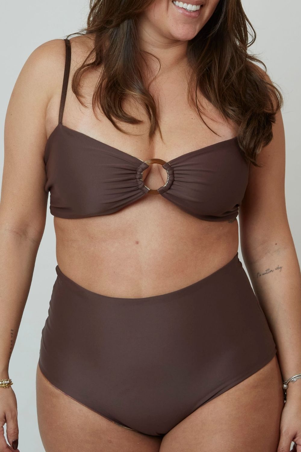 Top Creta Tierra satinado reversible a marrón chocolate